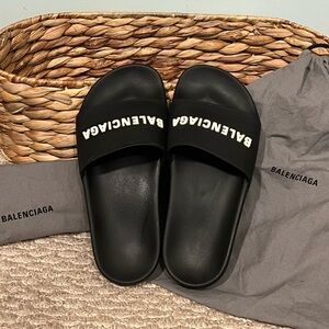 Women’s Pool Slide Balenciaga Sandal in black&white Size 6 Barely Worn